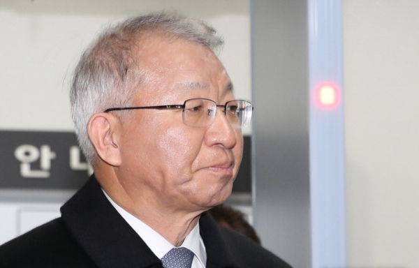 사법행정권 남용 의혹으로 구속영장이 청구된 양승태 전 대법원장이 23일 오후 서울 서초구 서울중앙지방법원에 영장실질심사를 끝낸 후 법정을 나서고 있다