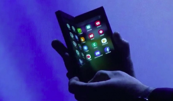 삼성전가가 지난해 11월 초 샌프란시스코에서 열린 연례 개발자 회의에서 살짝 공개한 폴더블폰인 갤럭시X의 프로토타입 모습. (출처=씨넷)