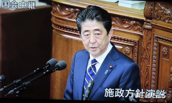 아베 신조 일본 총리가 28일 오후 정기국회 개원에 맞춰 중의원과 참의원 합동회의에서 시정연설을 하고 있다. (NHK 캡처)