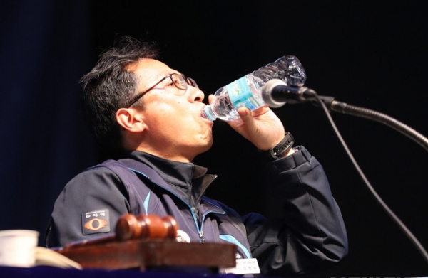 경사노위 참여 여부를 안건으로 민주노총 정기 대의원대회가 열린 28일 오후 서울 강서구 KBS아레나홀에서 김명환 위원장이 경사노위 참여(안) 수정안이 부결된 후 물을 마시고 있다.