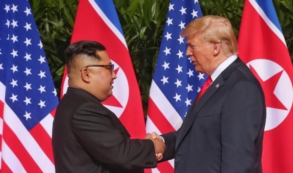 역사적 첫 북미정상회담이 열린 지난해 6월 12일 오전 회담장인 카펠라 호텔에 북한 김정은 위원장과 미국 트럼프 대통령이 회담을 위해 만나고 악수를 나누고 있다.