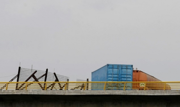 베네수엘라와 콜롬비아를 잇는 티엔디타스 국경다리에 6일(현지시간) 연료탱커와 카고 트레일러, 임시 울타리가 설치돼 있다.
