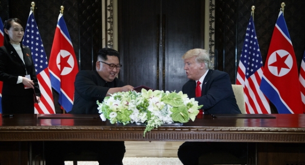 지난해 6월12일 싱가포르에서 열린 북미 정상회담에서 양국이 동의한 합의문을 교환하고 있는 트럼프 대통령과 김정은 위원장.
