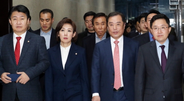 김병준 비대위원장과 나경원 원내대표가 8일 서울 여의도 국회에서 열린 자유한국당 비대위회의에 참석하고 있다.