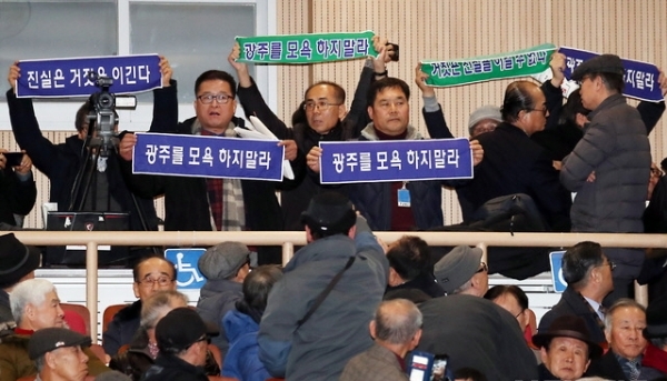 8일 서울 여의도 국회 의원회관에서 열린 5.18 진상규명 대국민공청회에서 5.18단체회원들이 항의를 하고 있다. 이날 토론회에서 지만원씨는 '5.18 북한군 개입 중심으로'란 주제로 발표를 했다.