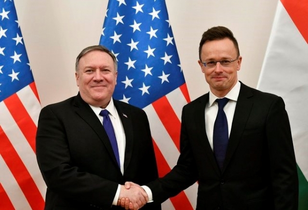 11일(현지시간)  헝가리 수도 부다페스트를 방문한 마이크 폼페이오 미국 국무장관(왼쪽)이 피터 시야르토 헝가리 외교장관과 악수하고 있다.