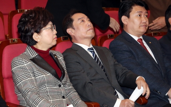 11일 오후 서울 영등포구 여의도 국회 의원회관에서 열린 자유한국당 씨네마당 창립 발대식에서 김병준 비대위원장이 생각에 잠겨 있다.