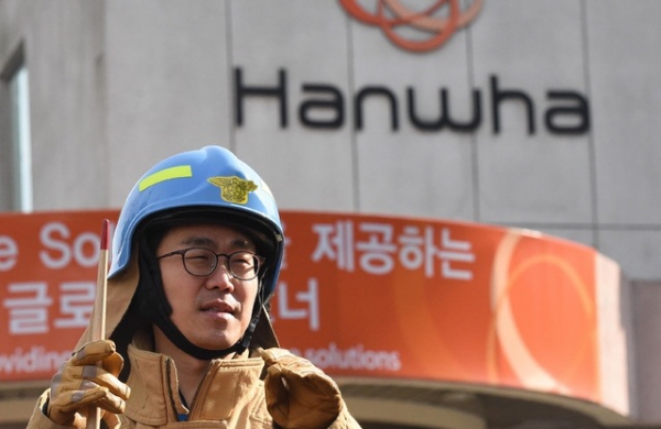 신경근 유성소방서 현장대응단장이 14일 대전 유성구 한화 대전공장에서 폭발이 일어나 3명이 숨지는 사고와 관련해 브리핑을 하고 있다.