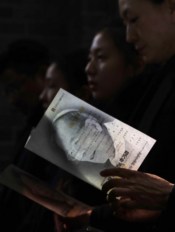 김수환 추기경 선종 10주기 추모 미사가 열린 16일 서울 중구 명동성당에서 신자들이 기도를 하고 있다.