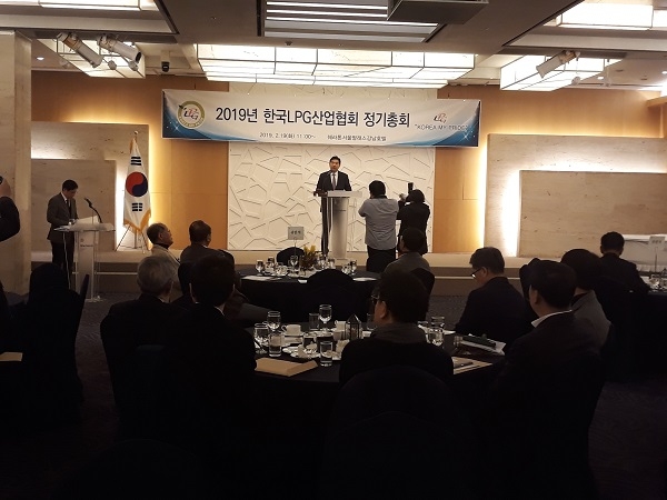 김상범 한국LPG산업협회 회장이 19일 ‘2019년도 정기총회’에서 개회사를 하고 있다.