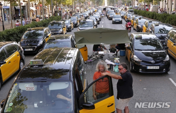 사진은 지난해 7월 스페인 바르셀로나에서 30일(현지시간) 택시운전사들이 우버 반대 시위를 벌이고 있다.