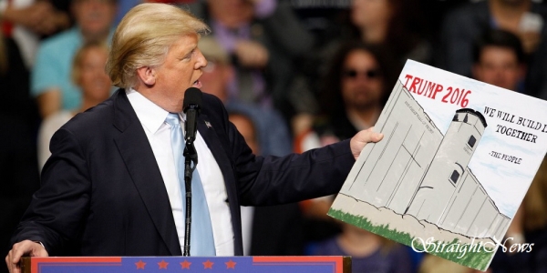 2016년, 도널드 트럼프 대통령이 미국과 멕시코 국경에 설치될 장벽을 설명하면서 현황판을 들어보이고 있다. 그러나 하원을 장악한 민주당은 국경장벽 예산을 거부했다.(자료:busisnessinsider/Reuters by Johnathan Drake) ⓒ스트레이트뉴스