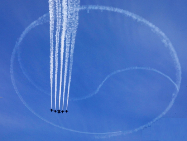 공군 블랙이글스가 25일 오전 ' 3·1절 100주년 기념행사' 예행연습에서 서울 광화문 상공에 태극문양을 수놓았다.
