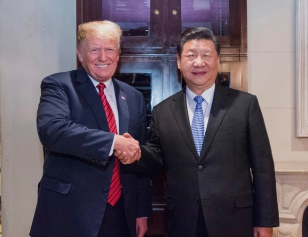 지난해 12월 1일(현지시간) 아르헨티나 부에노스아이레스에서 도널드 트럼프 미국 대통령과 시진핑 중국 국가주석이 만찬 회동에서 악수하고 있다.