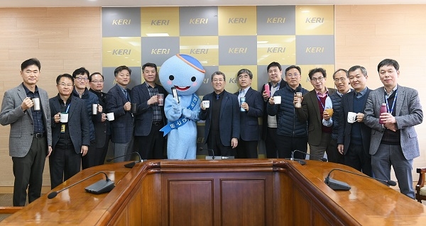 한국전기연구원 최규하 원장(왼쪽 8번째)을 비롯한 경영간부 및 연구원 캐릭터 '꼬꼬마케리'가 '플라스틱 프리 챌린지' 인증샷을 찍고 있다