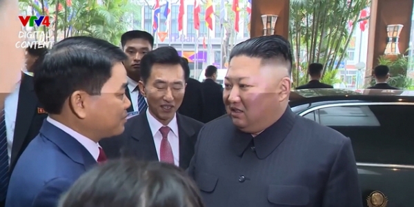 김정은 북한 국무위원장이 26일 숙소인 베트남 하노이 멜리아 호텔에 도착해 호텔 관계자와 대화를 나누고 있다.