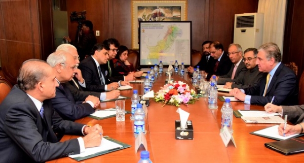 샤 마흐무드 쿠레시(오른쪽) 파키스탄 외교장관이 26일 파키스탄 이슬라마바드에서 인도 전투기들의 파키스탄령 카슈미르 공습 이후 열린 긴급 회의를 주재하고 있다.