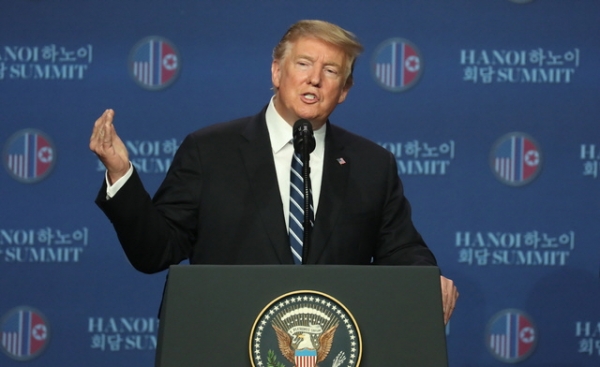 제2차 북미정상회담 이틀째인 28일 도널드 트럼프 미국 대통령이 베트남 JW메리어트 호텔에서 기자회견을 하고 있다.
