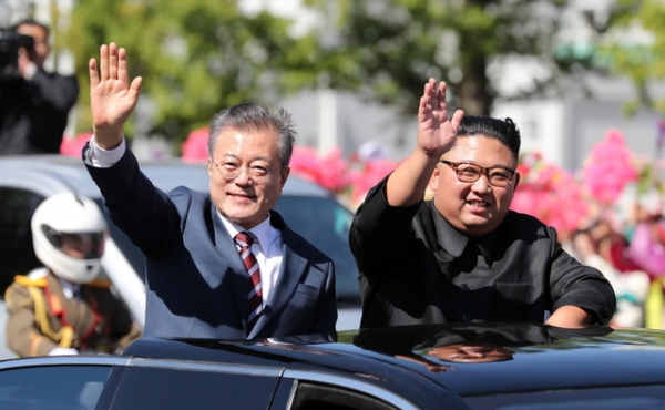 문재인 대통령과 김정은 국무위원장이 지난해 9월 18일 무개차를 타고 평양시내를 퍼레이드 하며 시민들의 환영에 답하고 있다. 평양사진공동취재단