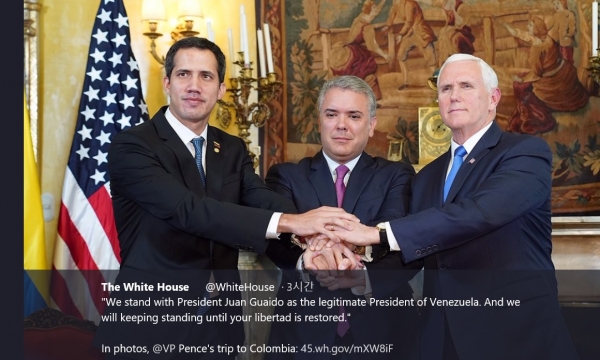 후안 과이도 베네수엘라 국회의장(왼쪽)과 마이크 펜스 미국 부통령(오른쪽)이 손을 잡고 있다. (출처=백악관 트위터)