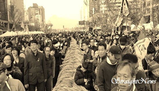 서울시가 마련한 줄다리기 행사에 참여한 시민들 ⓒ스트레이트뉴스