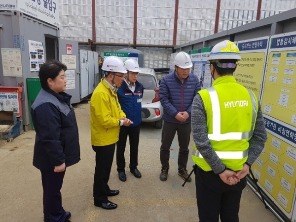 한국가스안전공사 경기북부지사 관계자가 예스코와 합동으로 지하철 공사장 안전점검을 진행하고 있다.