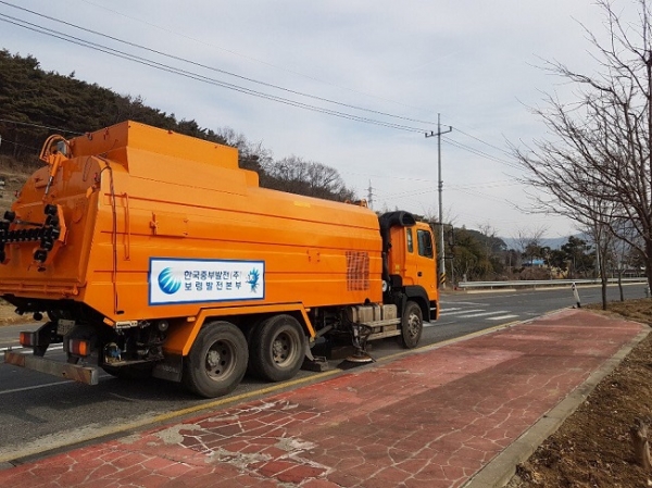 한국중부발전이 보유중인 진공흡입 청소차로 도로를 청소하고 있다.