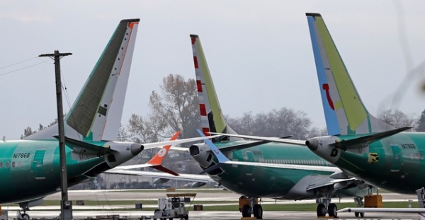 에티오피아 추락기와 같은 보잉737 맥스8  최신형 항공기들이 워싱턴주 렌턴 공항의 계류장에 모여있다. 이번 항공기 참사로 이 기종의 안전도에 대한 새로운 문제가 제기되었다. 