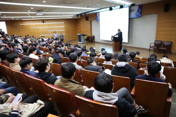 지난 11일 오후 서울 성북구 고려대학교 하나스퀘어 강당에서 열린 ‘전력거래소 CEO와 함께하는 채용설명회’ 장면