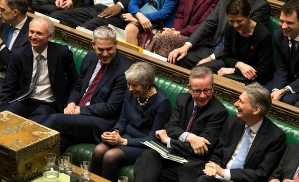 영국 하원에 출석한 테리사 메이(가운데) 영국 총리가 브렉시트 논의를 진행하는 동안 의원들과 농담을 주고 받으며 웃고 있다. 영국 하원은 이날 메이 총리가 내놓은 EU 탈퇴시점 연기 관련 결의안을 가결시키며 3월29일로 예정됐던 브렉시트를 연기했다.