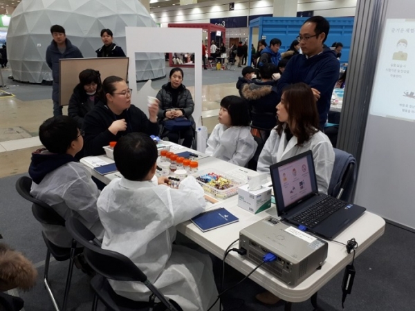 한국석유관리원이 2018년 교육부 주최 ‘진로체험페스티벌’에 참가해 학생들을 대상으로 진로체험 프로그램을 진행하고 있는 모습.