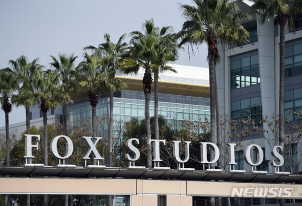 폭스 스튜디오 간판이 3월19일(현지시간) 로스엔젤레스에 있는 건물에 보인다. 미국 만화영화제작사 디즈니가 20일 영화제작사 20세기 폭스를 713억 달러에 인수했다.