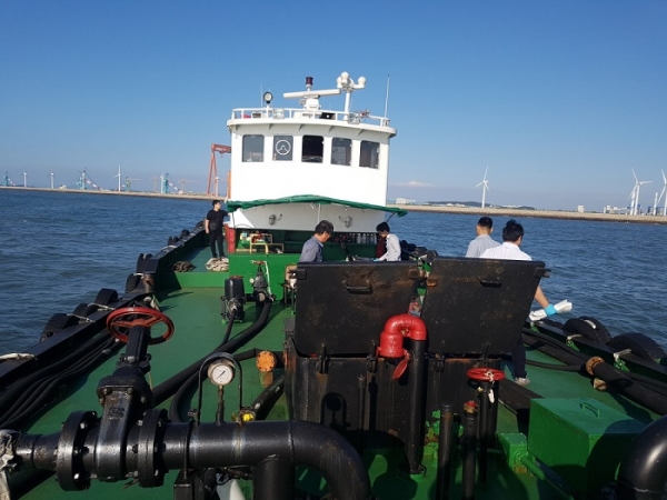한국석유관리원과 서해해경청이 선박급유선을 대상으로 선박용경유 불법유통을 단속하고 있다.