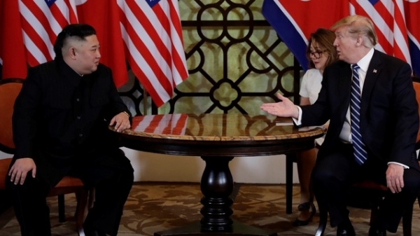지난달 28일 하노이 메트로폴 호텔 회담장에서 정상회담을 하고 있는 김정은 북한 국무위원장과 도널드 트럼프 미국 대통령.