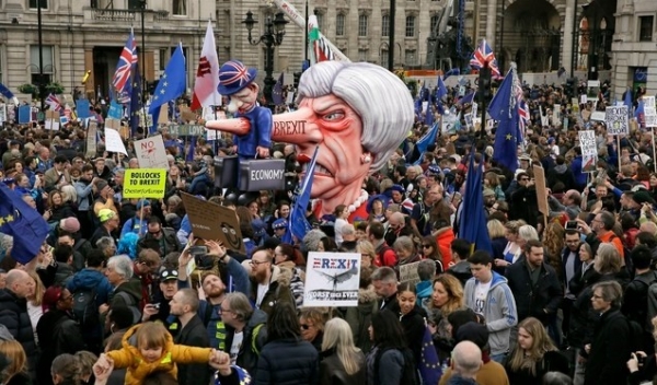 23일(현지시간) 영국 런던에서 수많은 시민들이 브렉시트 반대 시위를 벌이고 있다