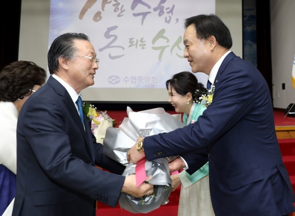 26일 서울 송파구 수협 본부청사에서 진행된 제24대, 제25대 수협중앙회장 이취임식에서 24대 김임권 수협회장(왼쪽)과 25대 임준택 수협회장(오른쪽)이 악수를 하고 있다.