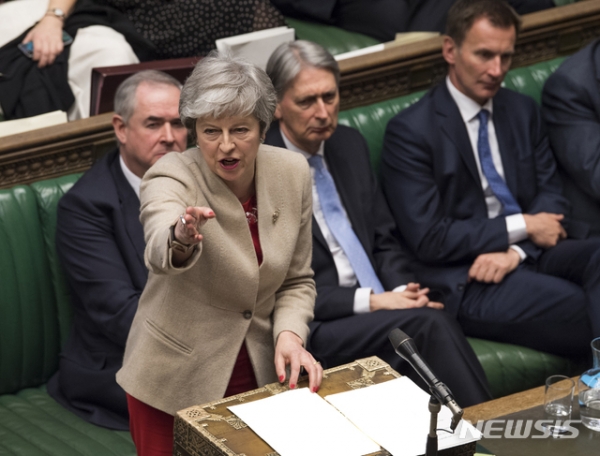 테리사 메이 영국 총리가 29일(현지시간) 런던 국회의사당에서 하원 의원들에게 발언하고 있다. 이날 하원은 브렉시트를 4월12일에서 5월22일로 연기시키는 안을 포함한 탈퇴협정 표결을 부결시켰다.