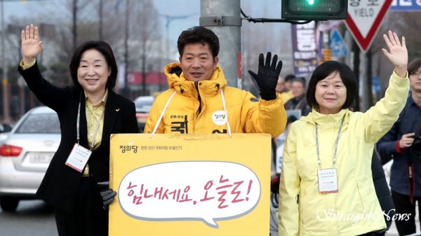 지난 21일 경남 창원시 성산구 사거리에서 출근길 인사를 하는 정의당의 심상정 의원, 여영국 후보, 이정미 대표(자료:sbs화면 갈무리) ⓒ스트레이트뉴스