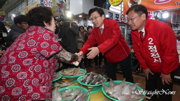 지난 20일부터 경남 창원에 내려가 선거를 진두지휘해온 자유한국당 황교안 대표와 통영･고성 지역구에 출사표를 던진 정점식 후보(자료:sbs화면 갈무리) ⓒ스트레이트뉴스
