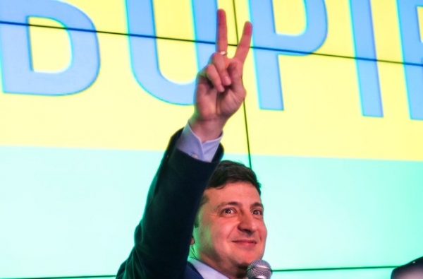 코미디언 출신 후보 볼로디미르 젤렌스키(41)가 31일(현지시간) 치러진 우크라이나 대통령선거 출구조사에서 30%가 넘은 득표율로 1위를 차지했다. 젤렌스키 후보가 이날 투표이후 손가락으로 'V'자를 만들어 보여주고 있다.