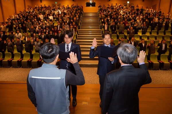 한국서부발전 임직원들이 ‘노사합동 안전실천 다짐대회’에서 산업재해 예방을 위한 안전실천을 다짐하고 있다.