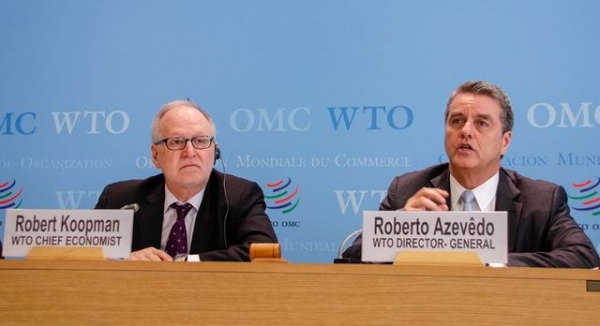 세계 무역 성장률을 발표 중인 호베르투 아제베두 WTO 사무총장(왼쪽). WTO는 2일(현지시간) 세계 무역 성장률이 지난해보다 0.4%포인트 낮아진 2.6%를 기록할 것으로 전망했다.