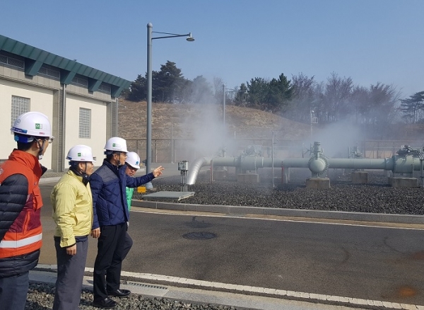 김영두 사장 직무대리(사진 왼쪽 세 번째)가 공급관리소 내 살수설비 방수조치 현장을 점검하고 있다