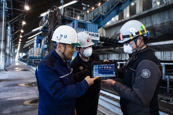 한국중부발전 신보령발전본부 석탄취급설비 내에서 연료설비부장(왼쪽)과 한전산업개발 직원들이 스마트 안전관리 시스템을 함께 공유하고 있다.