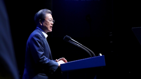 문재인 대통령이 8일 서울 송파구 올림픽공원 K-아트홀에서 열린 코리안 5G 테크 콘서트 '세계 최초 5G 상용화, 대한민국이 시작합니다' 행사에 참석하여 기념사를 하고 있다.