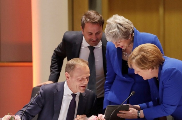 10일(현지시간) 브뤼셀에서 열린 유럽연합(EU) 특별정상회담에서 (오른쪽부터) 앙겔라 메르켈 독일 총리, 테리사 메이 영국 총리, 그자비에 베텔 룩셈부르크 총리, 도날트 투스크 EU 정상회의 상임의장이 머리를 마주대고 있다.