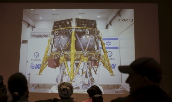 세계 최초로 이스라엘의 민간기업이 개발한 달 탐사선 '베레시트(Bresheet)'가 11일(현지시간· 한국시간 12일 오전) 달 착륙에 실패했다. 달 표면 착륙 직전 21분 동안 엔진 가동에 문제가 생겨 착륙하지 못하고 추락했다. 국영 방산업체 항공우주산업(IAI)의 오퍼 도론 우주총괄팀장은 "(이스라엘은) 달 궤도에 닿은 7번째 국가"라며 "이것만으로도 큰 업적"이라고 말했다. 이스라엘 전에는 구소련, 미국, 유럽 우주국(European Space Agency·ESA), 일본, 인도, 중국이 달 궤도 진입에 성공했다.