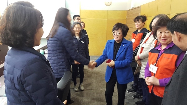 ▲인천어린이과학관을 방문하여 현장직원들과 소통하고 있는 김영분 이사장