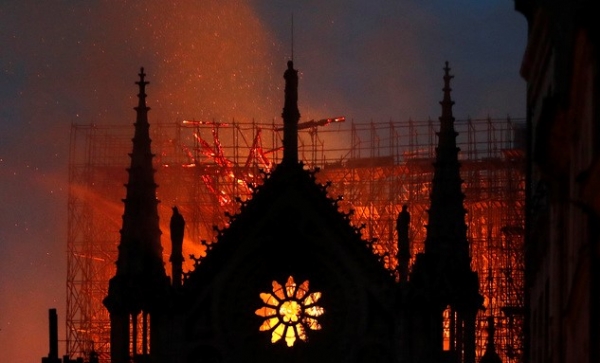 15일(현지시간) 프랑스 파리의 노트르담 대성당에 불이나 화염과 연기가 솟아오르고 있다