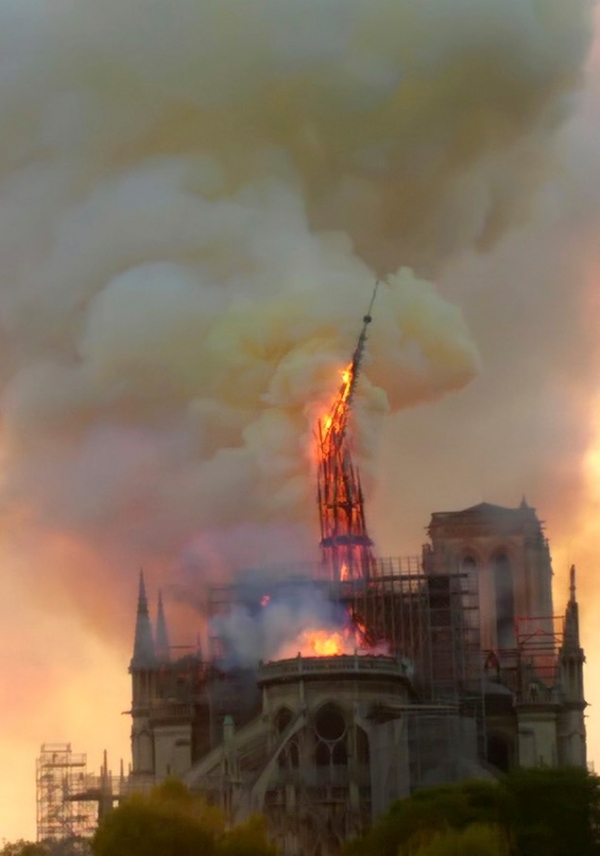 프랑스 파리의 노트르담 대성당 중앙 첨탑이 불길에 휩싸여 옆으로 쓰러지고 있다.